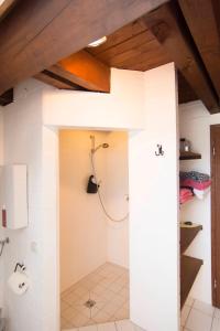 uma casa de banho com um chuveiro no tecto em Ferienwohnung Gilg em Cuxhaven