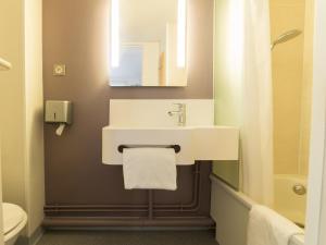 Koupelna v ubytování B&B HOTEL Auxerre Bourgogne