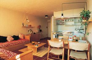 a living room with a couch and a table at Centro Vacanze Cugnana Verde in Marina di Portisco
