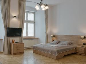 Posteľ alebo postele v izbe v ubytovaní Krakow For You Budget Apartments