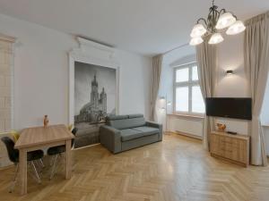 Televízia a/alebo spoločenská miestnosť v ubytovaní Krakow For You Budget Apartments