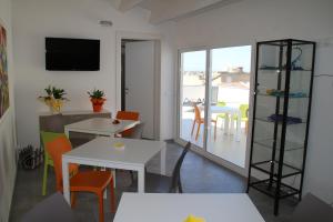 een woonkamer met een tafel en stoelen en een balkon bij la TerrazzaSPA B&B in Comiso
