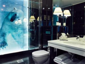 y baño con ducha, aseo y lavamanos. en Arctic Light Hotel, en Rovaniemi