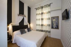 A bed or beds in a room at Ciao Bella Apartment