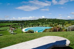 Bazén v ubytování Bagno Santo Residence nebo v jeho okolí