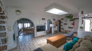 Μια τηλεόραση ή/και κέντρο ψυχαγωγίας στο Villa with amazing views, jacuzzi and private pool
