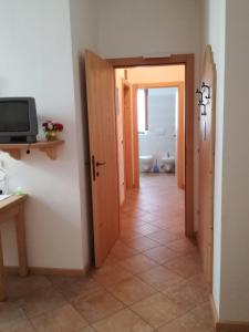 a hallway with a door open to a bathroom at Agriturismo Le Cavade in Cembra