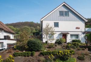 FischbachtalにあるIna's Ferienwohnungの白い家