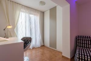 a room with a chair and a window at Monte & Paradiso in Pula