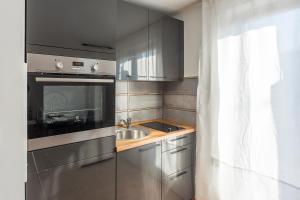 a small kitchen with a sink and a microwave at Monte & Paradiso in Pula