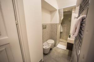 モンドヴィにあるCa Vascoの小さなバスルーム(トイレ、シャワー付)