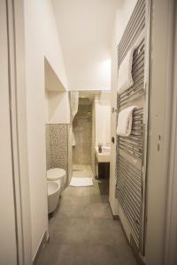 モンドヴィにあるCa Vascoのバスルーム(トイレ、洗面台付)