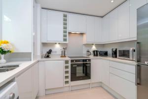 Sunny 2BR apt in the heart of Vauxhall, by subway