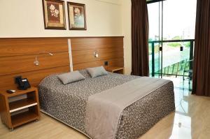 Ein Bett oder Betten in einem Zimmer der Unterkunft Tamareiras Prime Hotel