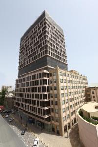 un edificio alto con muchas ventanas en Landmark Hotel Baku en Bakú