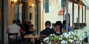 un grupo de personas sentadas en una mesa en un restaurante en Sul Ponte Affittacamere, en Pigna