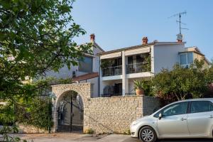 a white car parked in front of a house at Monte & Paradiso in Pula