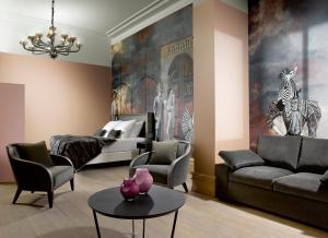 a living room with a couch and a bed at Le Moon in Strasbourg