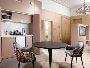 a kitchen and dining room with a table and chairs at Le Moon in Strasbourg