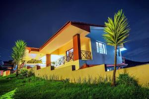 een huis met een palmboom ervoor bij Mist Resorts Ooty in Ooty