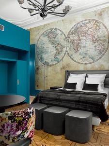 um quarto com uma cama grande e um grande mapa na parede em Le Moon em Estrasburgo