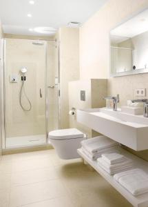 La salle de bains est pourvue d'une douche, de toilettes et d'un lavabo. dans l'établissement Le Moon, à Strasbourg