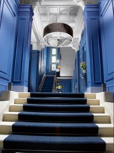 un escalier dans un bâtiment bleu aux murs bleus dans l'établissement Le Moon, à Strasbourg