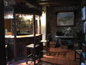 The lounge or bar area at Posada Rural El Trenti de Corona