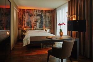 Postel nebo postele na pokoji v ubytování Savoy Hotel