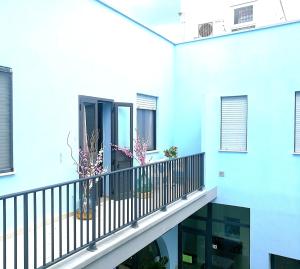 un balcone di una casa blu di Appartamento Otranto a Otranto