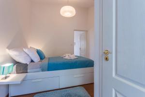 a bedroom with a bed with a desk and a mirror at Monte & Paradiso in Pula