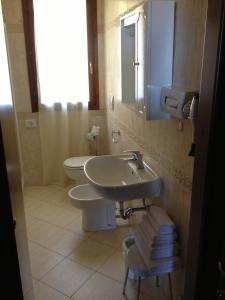 ポッジョ・ムレッラにあるCasa Saturniaのバスルーム(洗面台、トイレ、鏡付)