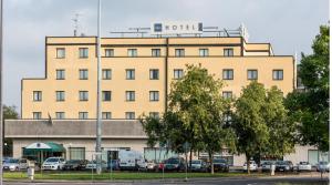 ピアチェンツァにあるIdea Hotel Piacenzaの看板が上のホテルの建物