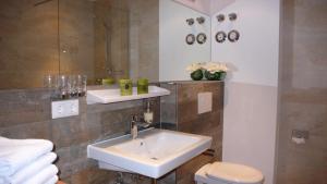 ein Bad mit einem Waschbecken und einem WC in der Unterkunft Apartment Xenia in Garmisch-Partenkirchen