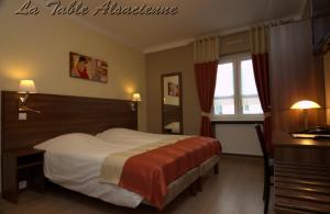 La Table Alsacienne tesisinde bir odada yatak veya yataklar