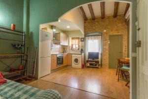 ラメトリャ・デ・マールにあるINNOUTHOME Apartamento Andreu Llambrichの緑の壁のキッチン(白い冷蔵庫付)