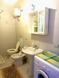 Bathroom sa Appartamento Otranto