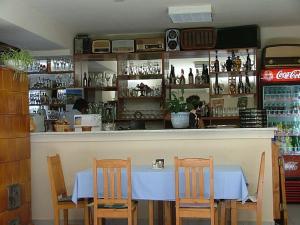 un ristorante con tavolo e sedie e un bar di Horváthkert Panzió és Étterem a Bogács