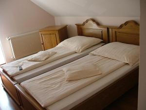 two beds sitting next to each other in a bedroom at Horváthkert Panzió és Étterem in Bogács