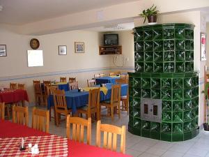 Reštaurácia alebo iné gastronomické zariadenie v ubytovaní Horváthkert Panzió és Étterem