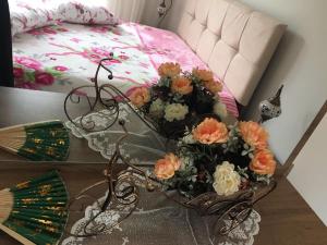 AkcaabatにあるTrabzon Secret Paradiseの花のテーブルとベッド