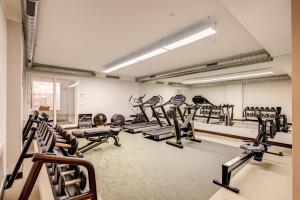 a gym with treadmills and elliptical machines at Warmthotel in Rome