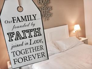 ein Schild in einem Schlafzimmer mit einem Bett in der Unterkunft Hotel Carbonell in Llança