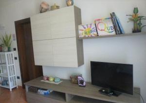 een woonkamer met een flatscreen-tv op een tafel bij Locazione Turistica alle Tre Civette in Noale
