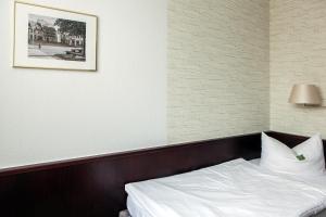 Rúm í herbergi á Hotel Anhalt