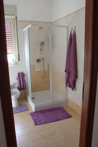シラクーサにあるVilla Danteのバスルーム(床に紫色のマットを使用したシャワー付)