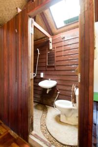Ванная комната в Tropical Garden Bungalow +73 фотографии
