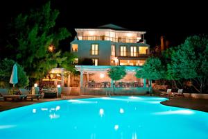 卡斯的住宿－奧萊亞諾瓦酒店，一座大型游泳池,在晚上在房子前面