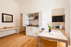 Kuchyň nebo kuchyňský kout v ubytování Corso Italia Suites