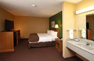 A television and/or entertainment centre at New Victorian Inn & Suites Kearney